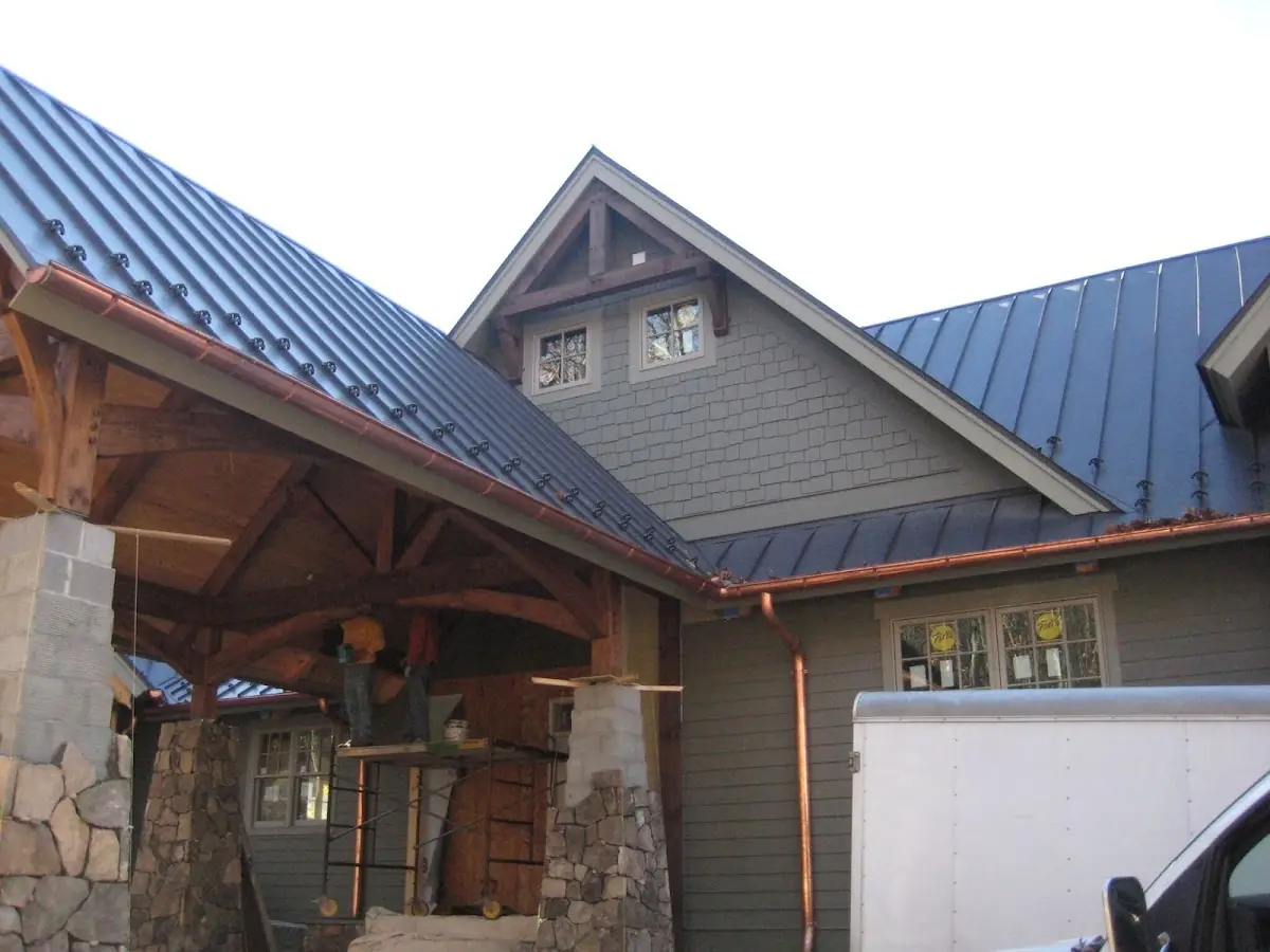 Craftsman Roofing team delivering quality roofing work in District 7